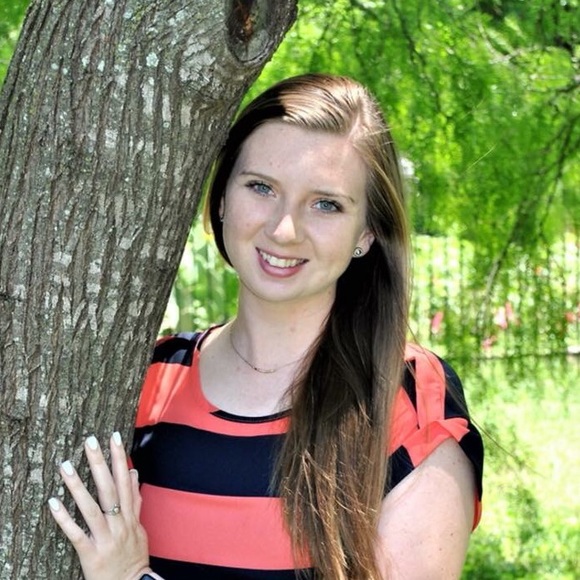 Profile Picture of Kaitlin Duggins (@simplykcharm) on Poshmark