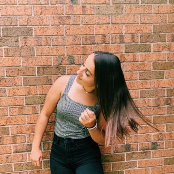 Profile Picture of Renee Marston (@reneemarstonn) on Poshmark