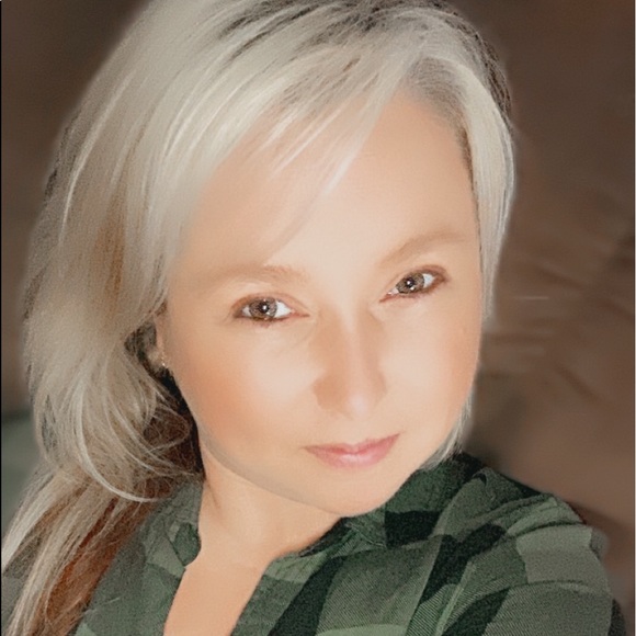 Profile Picture of Tamela Reinert (@tamireinert) on Poshmark