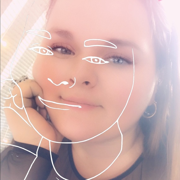 Profile Picture of Cassandra Towne (@cttbtl50) on Poshmark