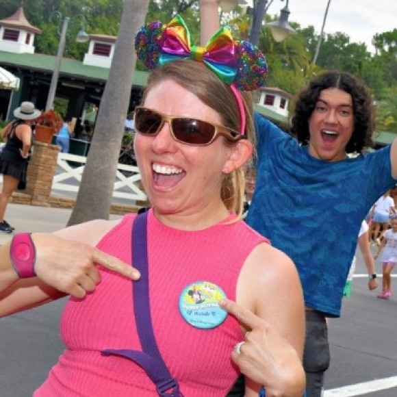 Profile Picture of * disney fan deals ⭐️🩷 teacher & disney fan 🩷⭐️ (@disneyfandeals) on Poshmark