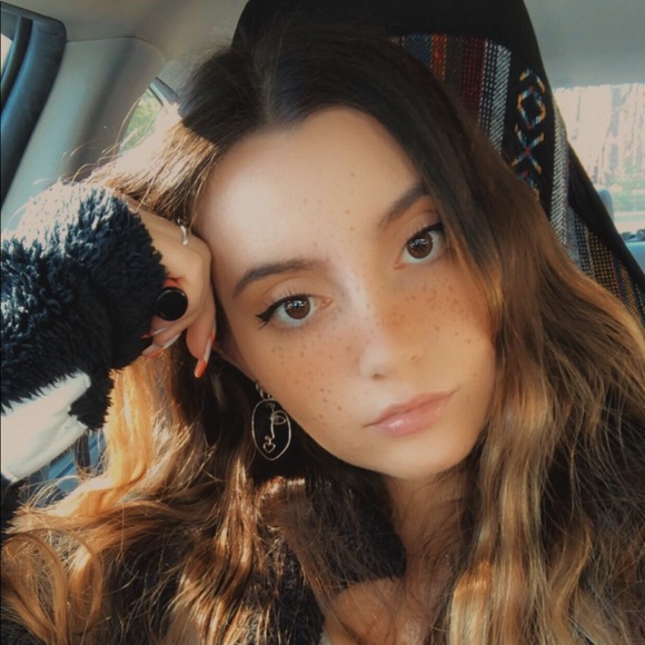 Profile Picture of Lizzi Estrela (@lizmtrla) on Poshmark