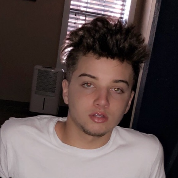 Profile Picture of Demitrius Gerenay (@deedollarzz) on Poshmark