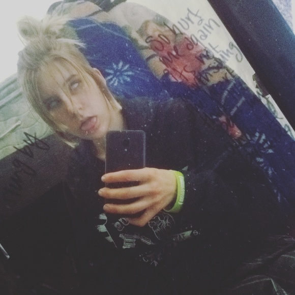 Profile Picture of Devyn Ohnemus (@devinsola1937) on Poshmark