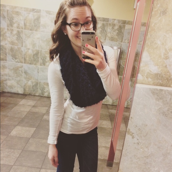 Profile Picture of Amber Archer (@aarcher1022) on Poshmark