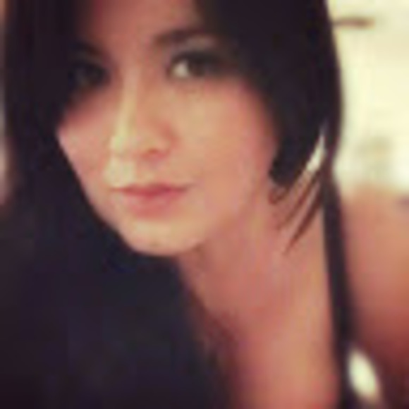 Profile Picture of Vanessa Longhi (@vanny34) on Poshmark