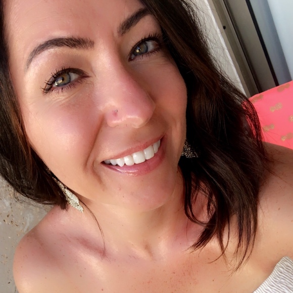 Profile Picture of Michelle Dehmel (@floshell74) on Poshmark