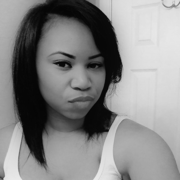 Profile Picture of Essence Perry (@essperry) on Poshmark