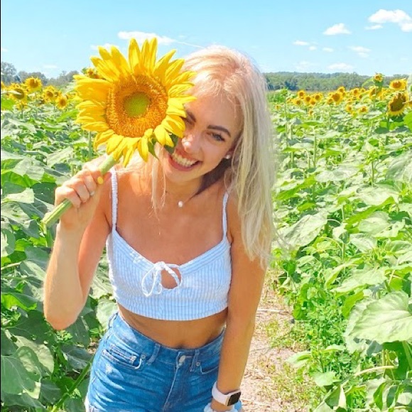 Profile Picture of Lily Cohen (@lilycohen1216) on Poshmark