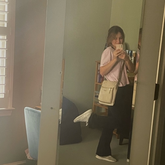 Profile Picture of Elliott Oravetz (@elle792) on Poshmark