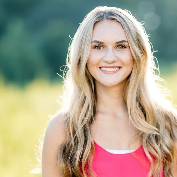 Profile Picture of Lauren Falink (@lfalink) on Poshmark