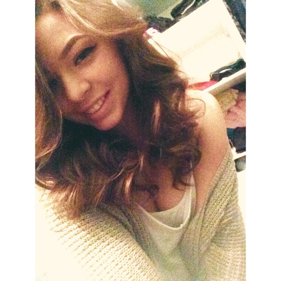 Profile Picture of Aisling Gonzalez (@itsaislinggg) on Poshmark