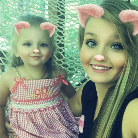 Profile Picture of Amanda Hansen (@mandabbi2) on Poshmark