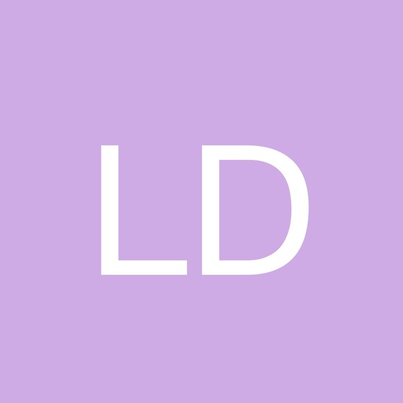 Profile Picture of Lindsay Devins (@devinstowell) on Poshmark