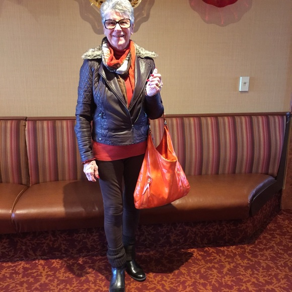Profile Picture of Diane Erskine-sutter (@suttosealrock) on Poshmark