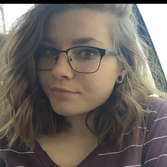 Profile Picture of Leeann Bowlden (@leeannoverboard) on Poshmark