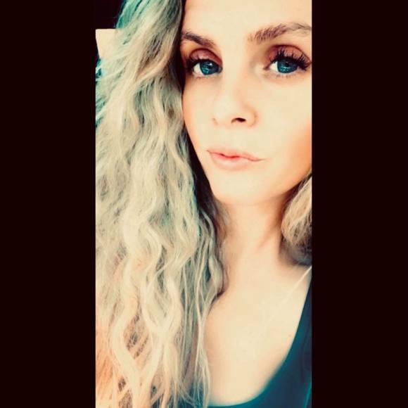 Profile Picture of Jennifer Wakefield (@wakefield622) on Poshmark