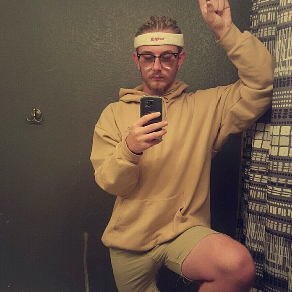 Profile Picture of Andrew Roe (@andrewvaley) on Poshmark