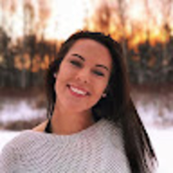 Profile Picture of Stephanie Capili (@stephaniecapili) on Poshmark