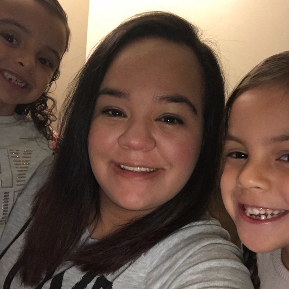 Profile Picture of Melissa Landis (@melrod1577) on Poshmark