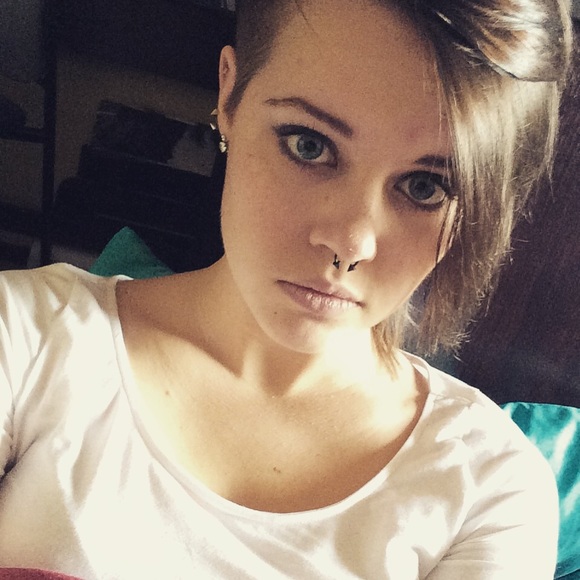 Profile Picture of Erica Abbott (@bentwhisker5) on Poshmark