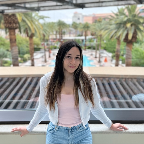 Profile Picture of Alexa Fields (@alexa123fields) on Poshmark