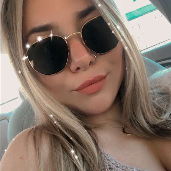 Profile Picture of Anastasia Latassa (@anastasiaxx26) on Poshmark