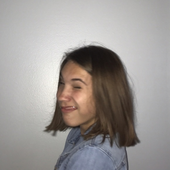 Profile Picture of Ella Fixsen (@ellafix12) on Poshmark