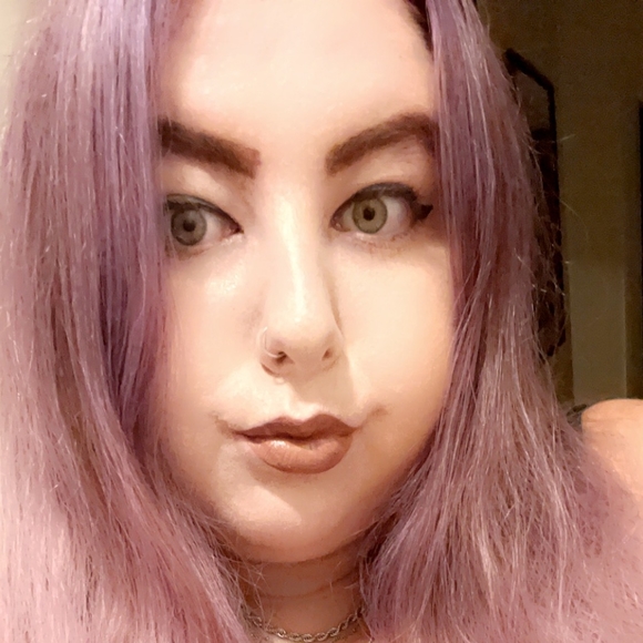 Profile Picture of Chloe Burgin (@chloeburgundy) on Poshmark