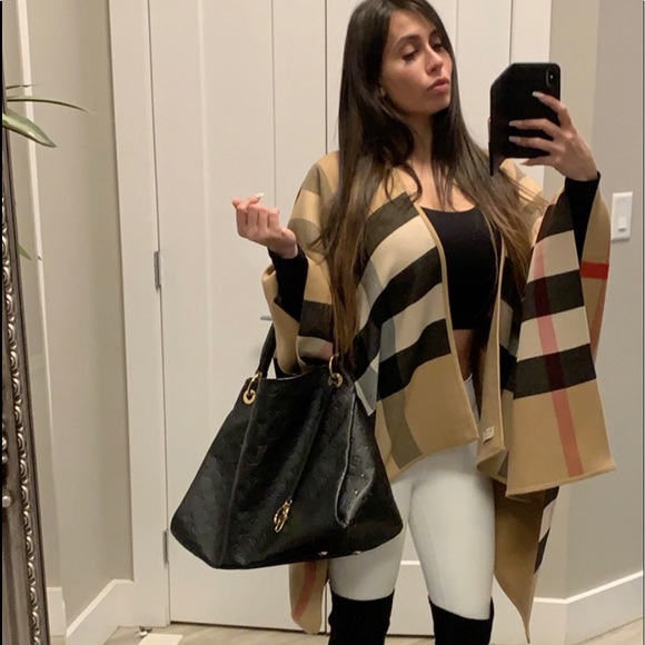 Keya Anakaer - Poshmark Profile Picture of Keya Anakaer (@bomshellbullies) on Poshmark