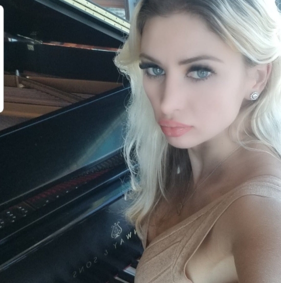 Profile Picture of Olga Kuzmina (@kuzminaolga0) on Poshmark