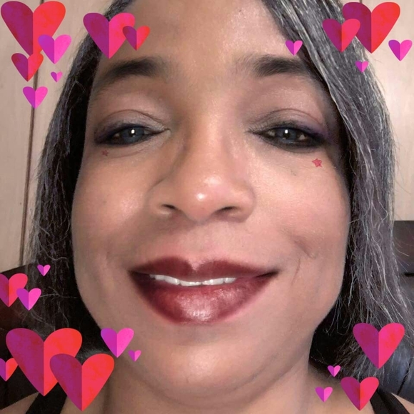 Profile Picture of Gloria Walker (@walkerg249) on Poshmark