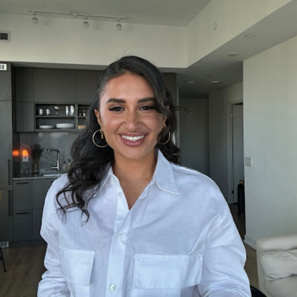 Profile Picture of Alexandra Pagliaro (@alexandrapag995) on Poshmark