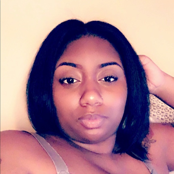 Profile Picture of Destiny Reid (@destinylovee__) on Poshmark