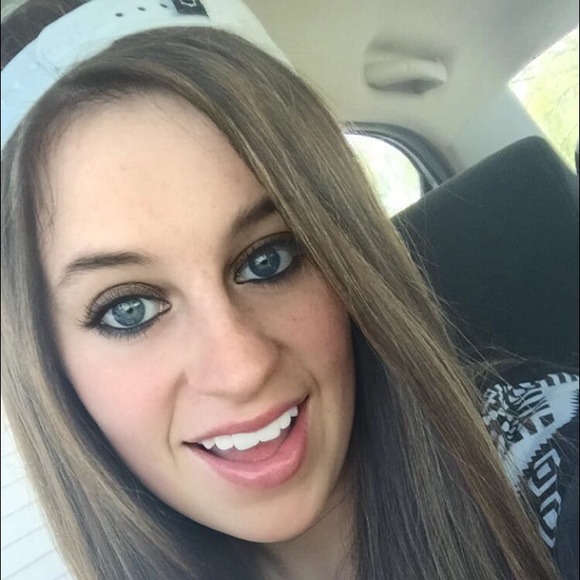 Profile Picture of Brooke Delzer (@brookedelzer) on Poshmark
