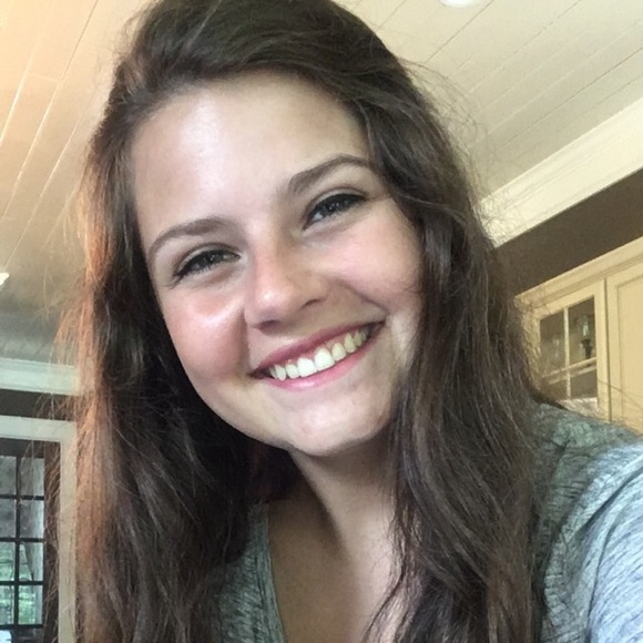 Profile Picture of Olivia Watson (@oliviaaawatson) on Poshmark