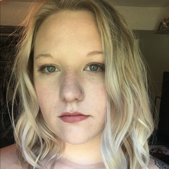 Profile Picture of Danielle Collier (@danyell_collier) on Poshmark