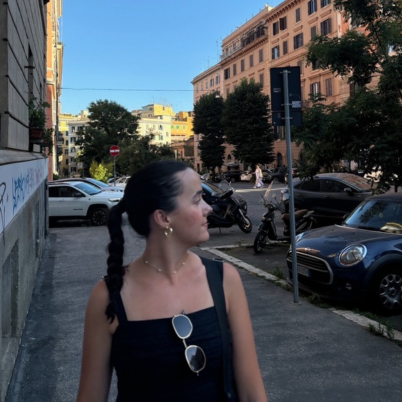 Profile Picture of Liv Foglietta (@livifoglietta) on Poshmark