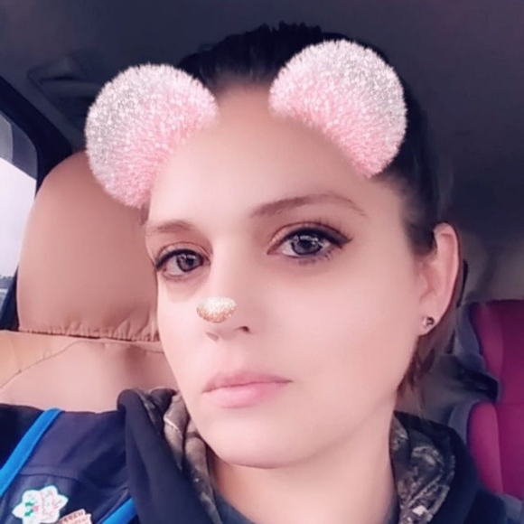 Profile Picture of April Thompson (@imashark501) on Poshmark