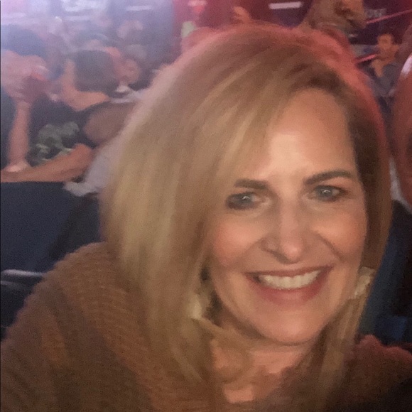 Profile Picture of Darla Day (@darla_day) on Poshmark