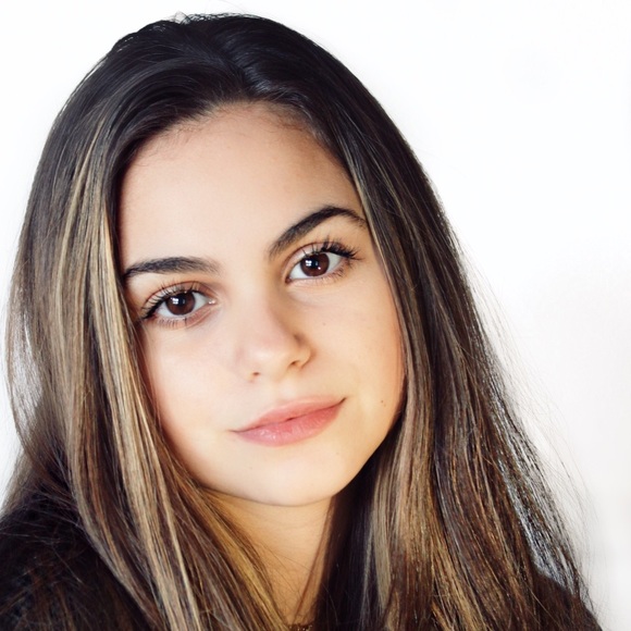 Profile Picture of Mia Diperi (@mialauren) on Poshmark