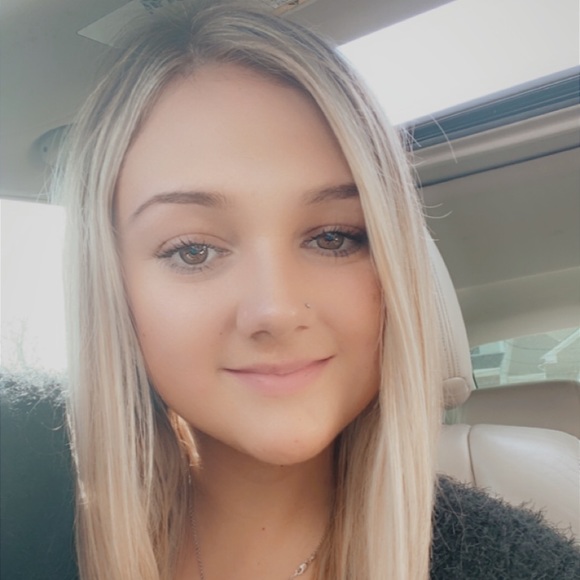 Profile Picture of Taylor Weaks (@weakstaylor) on Poshmark