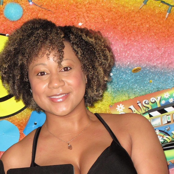 Profile Picture of Domonique Van buren-lampkin (@d_vanburen) on Poshmark