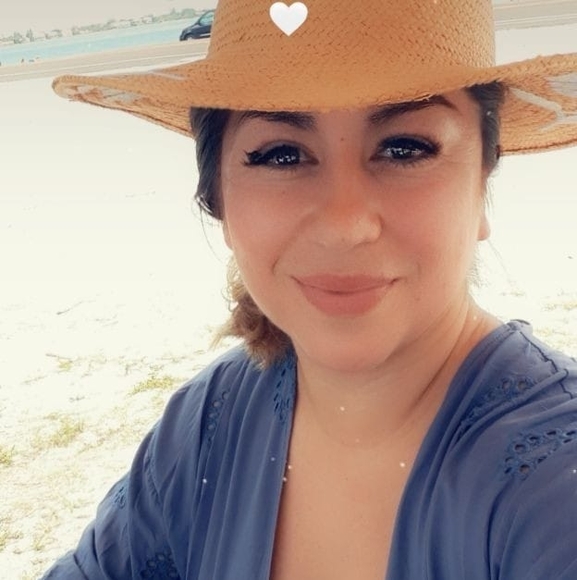 Profile Picture of Florencia Asti (@florenciaasti) on Poshmark