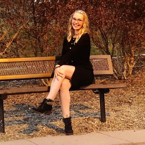 Profile Picture of Hannah Giffey (@hannahgiffey) on Poshmark