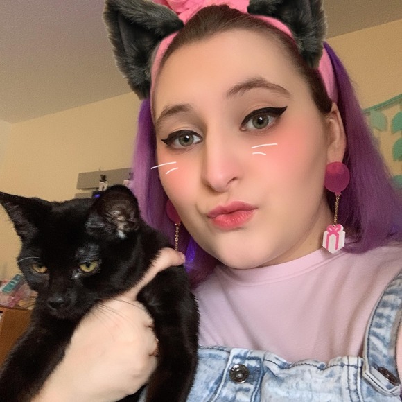 Profile Picture of Amanda Fails (@howlovelydeer) on Poshmark