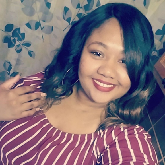 Profile Picture of Savanna Thomas (@savannarashad) on Poshmark