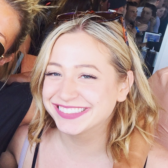 Profile Picture of Julie Zenga (@juliez94) on Poshmark