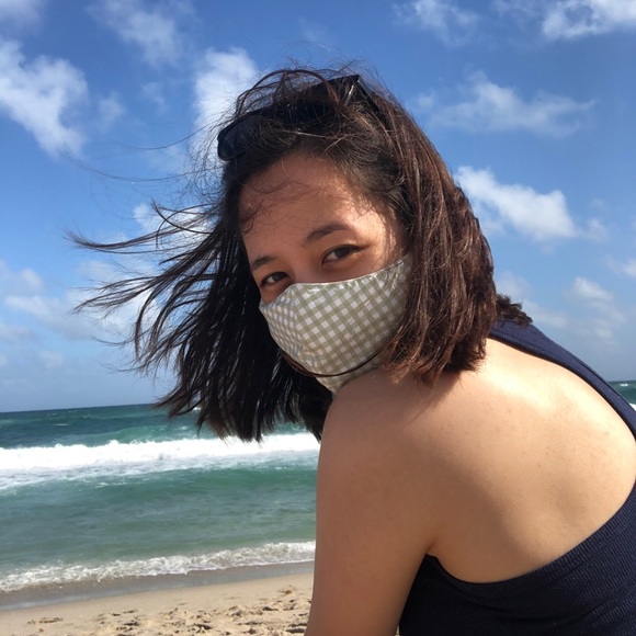 Profile Picture of Alexa Kim (@cinna_twist) on Poshmark