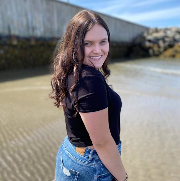 Profile Picture of Taylor Manthorne (@taylormanthorne) on Poshmark